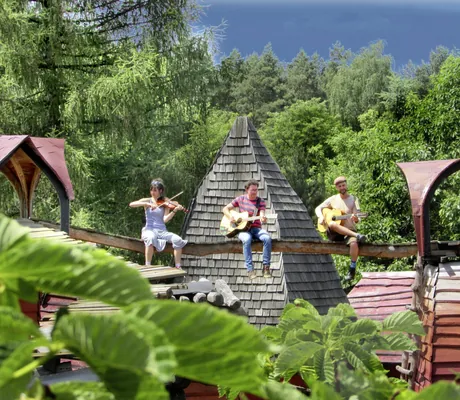 Eine Musikergruppe aus Geige und Gitarren spielen Live Musik im Zauberwald von "Die geheime Welt von Turisede" in Zentendorf.