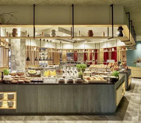 Vielfältiges Frühstücksbuffet mit frischen Backwaren, Obst, Säften und stilvoller Einrichtung im Falkensteiner Family Hotel Montafon