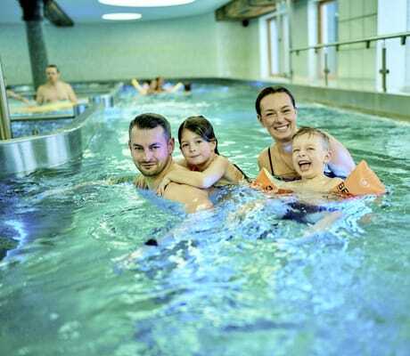 Eine Familie mit Kindern genießt den Innenpool im Familotel Feldberger Hof.