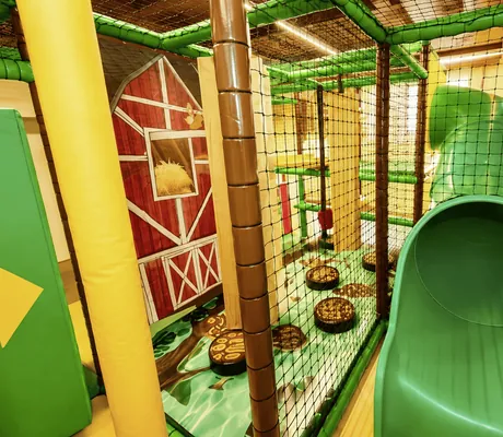 Die Funbox in der Sonnberg Ferienanlage in Flachau mit grüner Rutsche und Spielbereich.