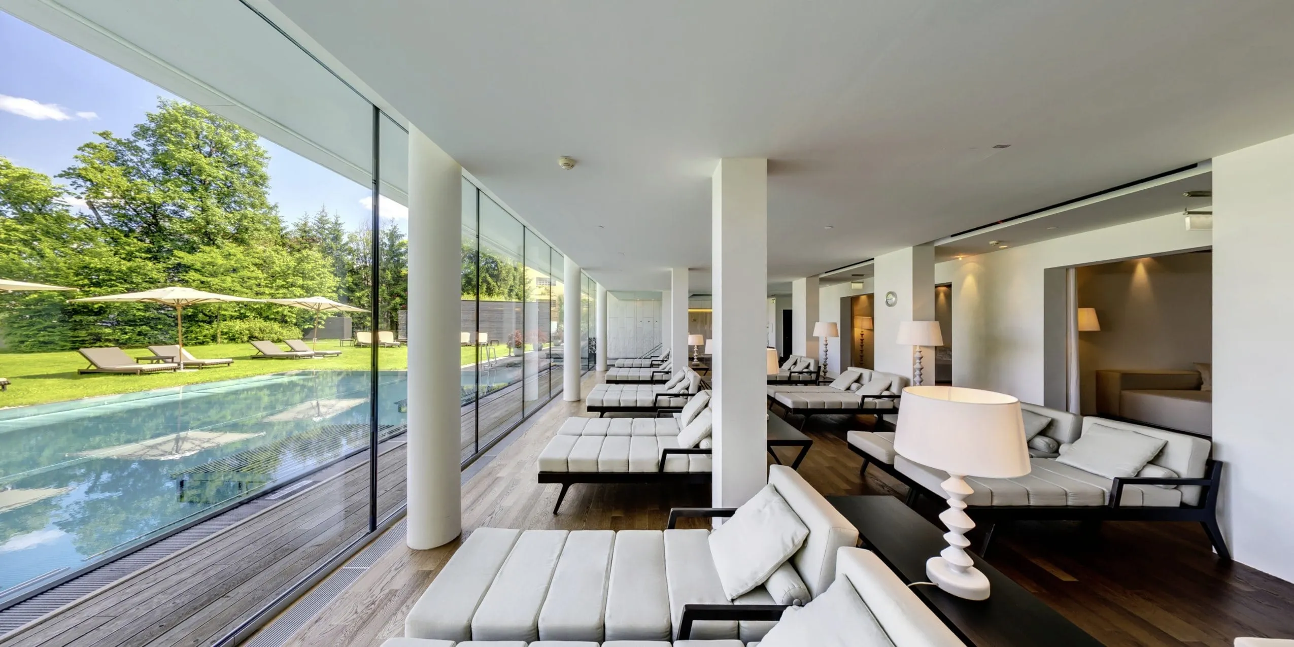 Der Ruheraum mit unverbauten Blick auf den Pool im Falkensteiner Schlosshotel Velden.
