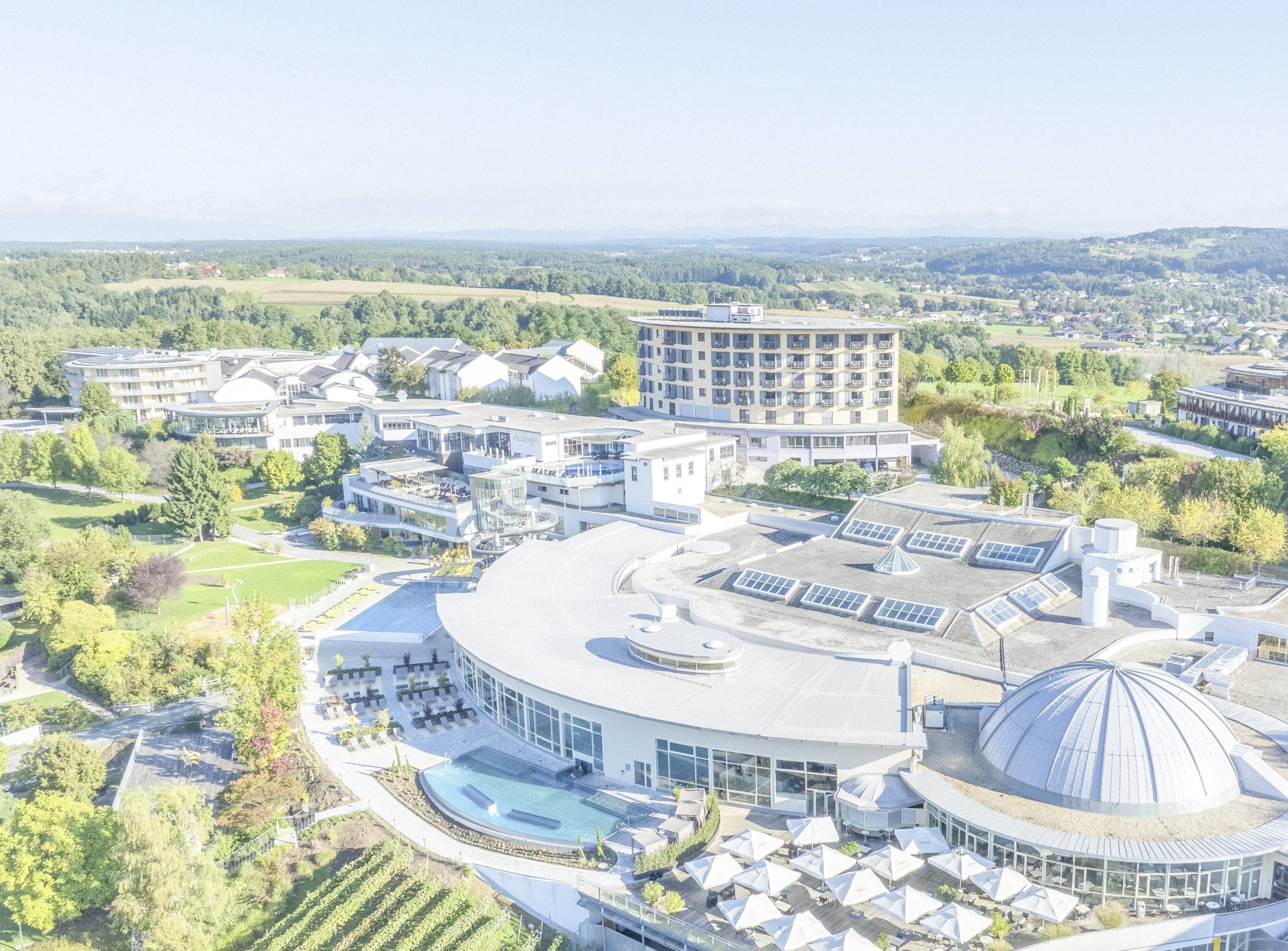Gesamtansicht des Allegria Resort Stegersbach von oben mit BLick in die Landschaft