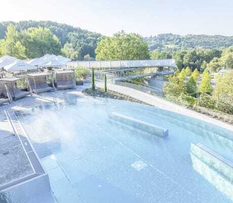 Outdoorpool im Allegria Resort Stegersbach mit Brücke zum Garten
