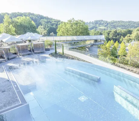 Outdoorpool im Allegria Resort Stegersbach mit Brücke zum Garten