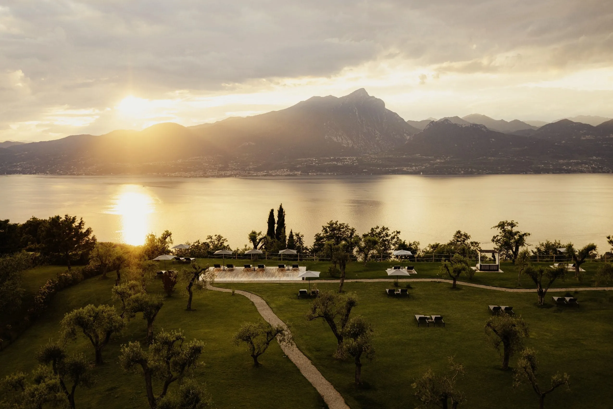 Das Adults only-Hotel am Gardasee Cape of Senses Spa Hideaway mit Olivengarten und Blick auf den Gardasee und die Berge.