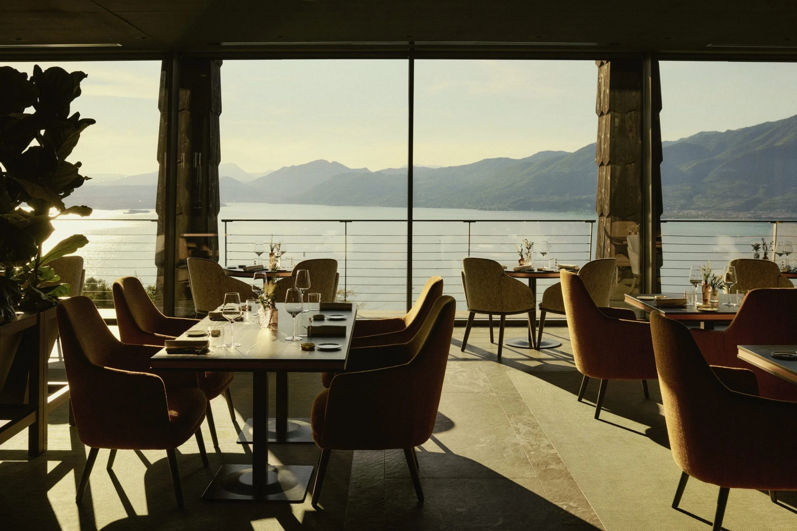 Restaurant im Cape of Senses Spa Hideaway mit Polsterst&uuml;hlen und Panoramafenstern.