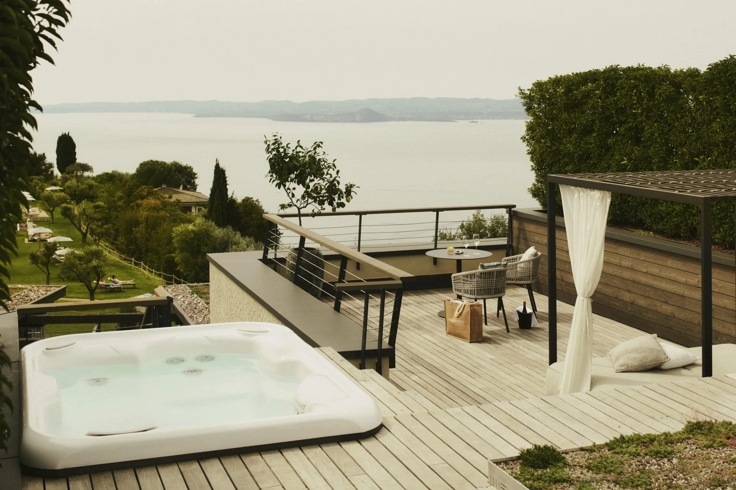 Dachterrasse mit Whirlpool und Blick auf den Gardasee im Cape of Senses in Verona.