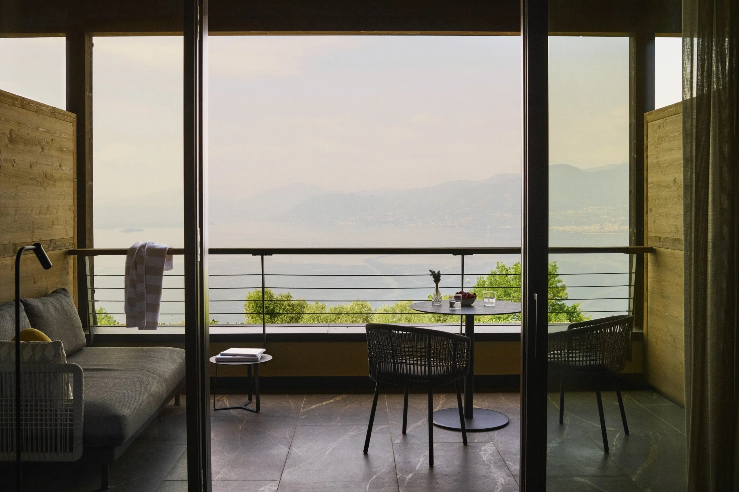 Eine Suite im Cape of Senses Spa Hideaway mit Sitzecke, Couch und Berg-Panorama-Blick.