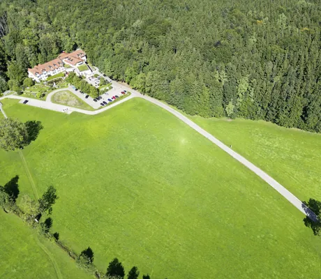 Das Ringhotel Sonneck in Vogelperspektive in Alleinlage mit Lage in der grünen Allgäuer Landschaft in Bad Wörishofen.