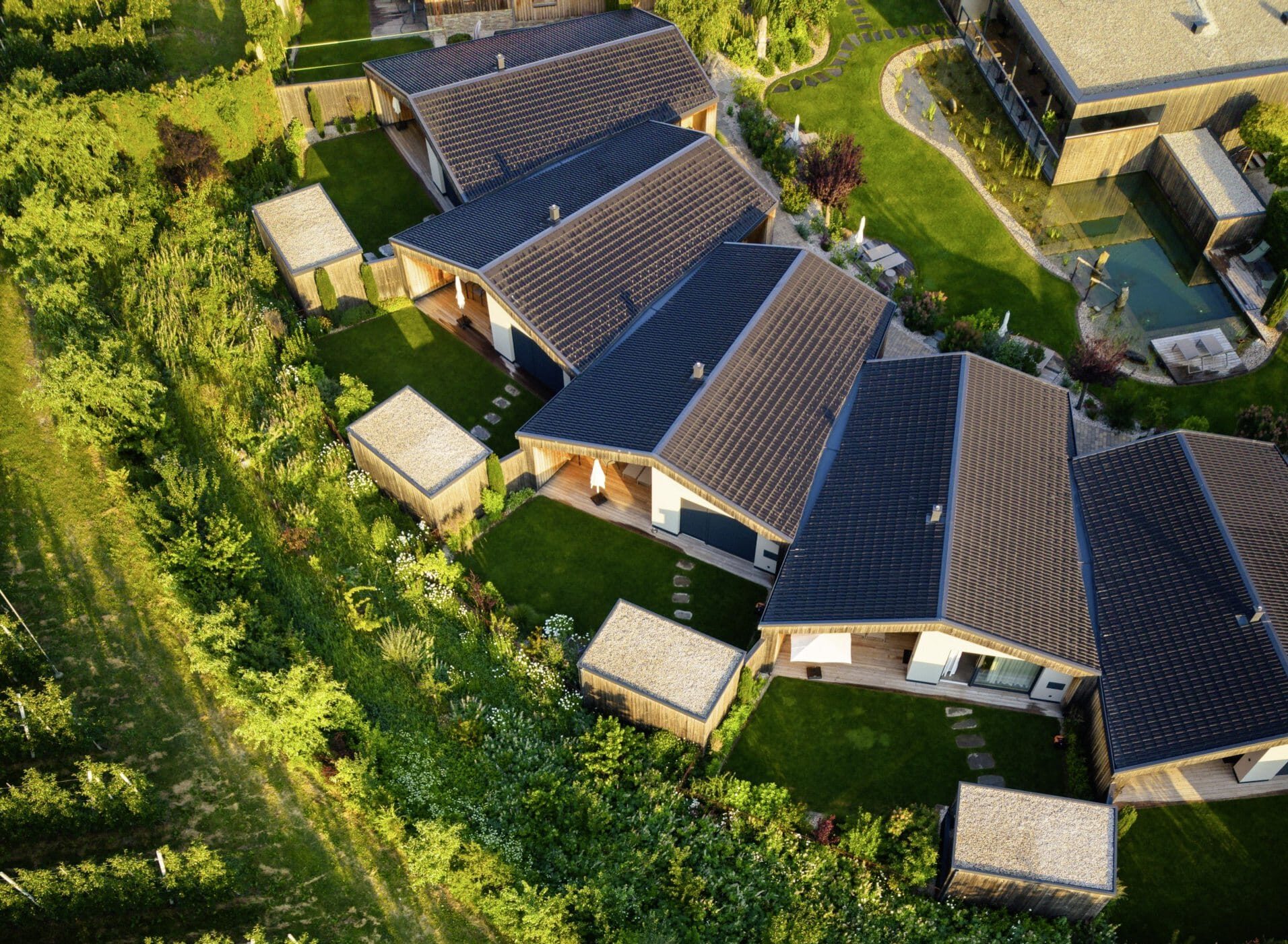 Vogelperspektive vom Amolaris Garden Lodges & Guesthouse in Goldrain, mit angrenzender Apfelplantage.