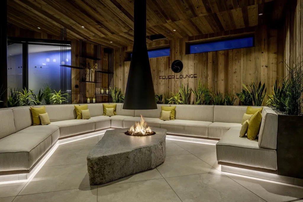 Die Feuerlounge mit Sitzgruppe und stilvollem Interieur im Wellnesshotel DAS STEMP in B&uuml;chlberg.