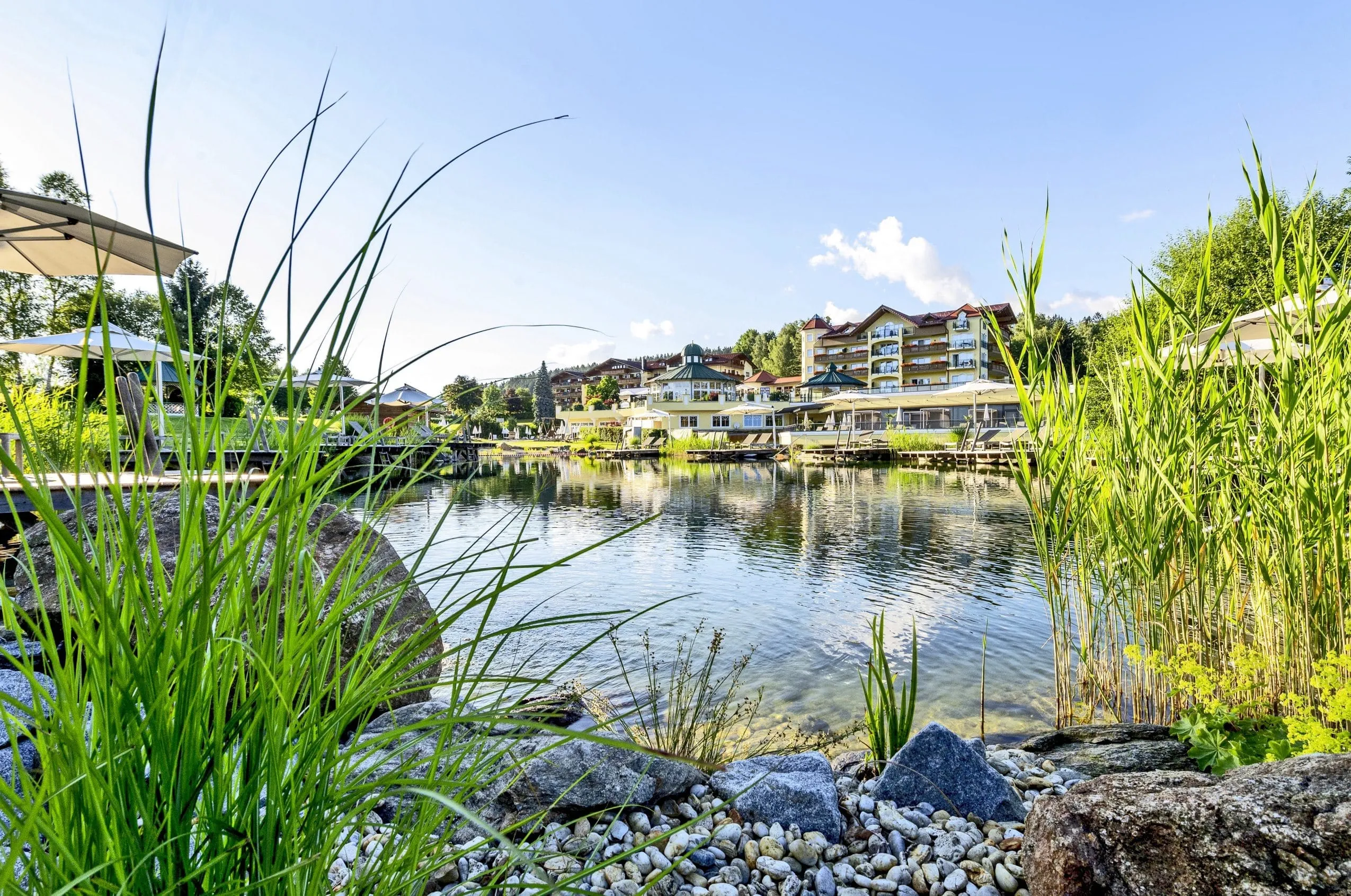 Der Badesee mit Au&szlig;enbereich im Hotel Mooshof Wellness & Spa Resort in Bodenmais.