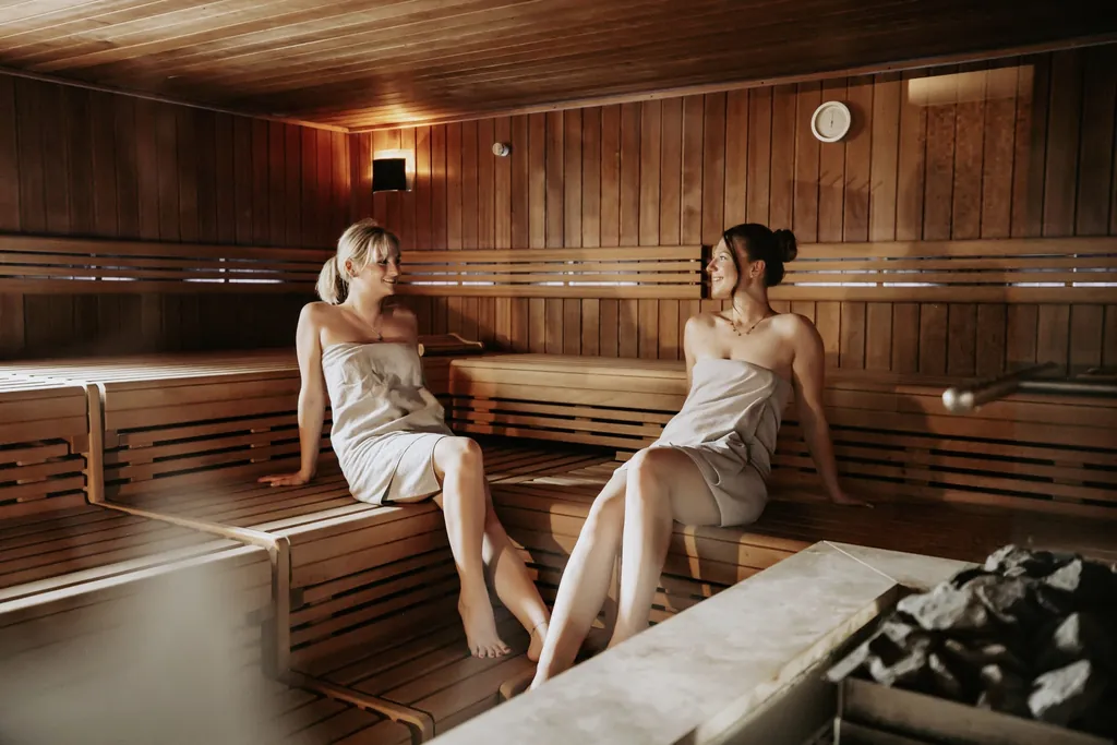 Zwei Frauen sitzen in der Sauna im Wellnesshotel Randsbergerhof in Cham.