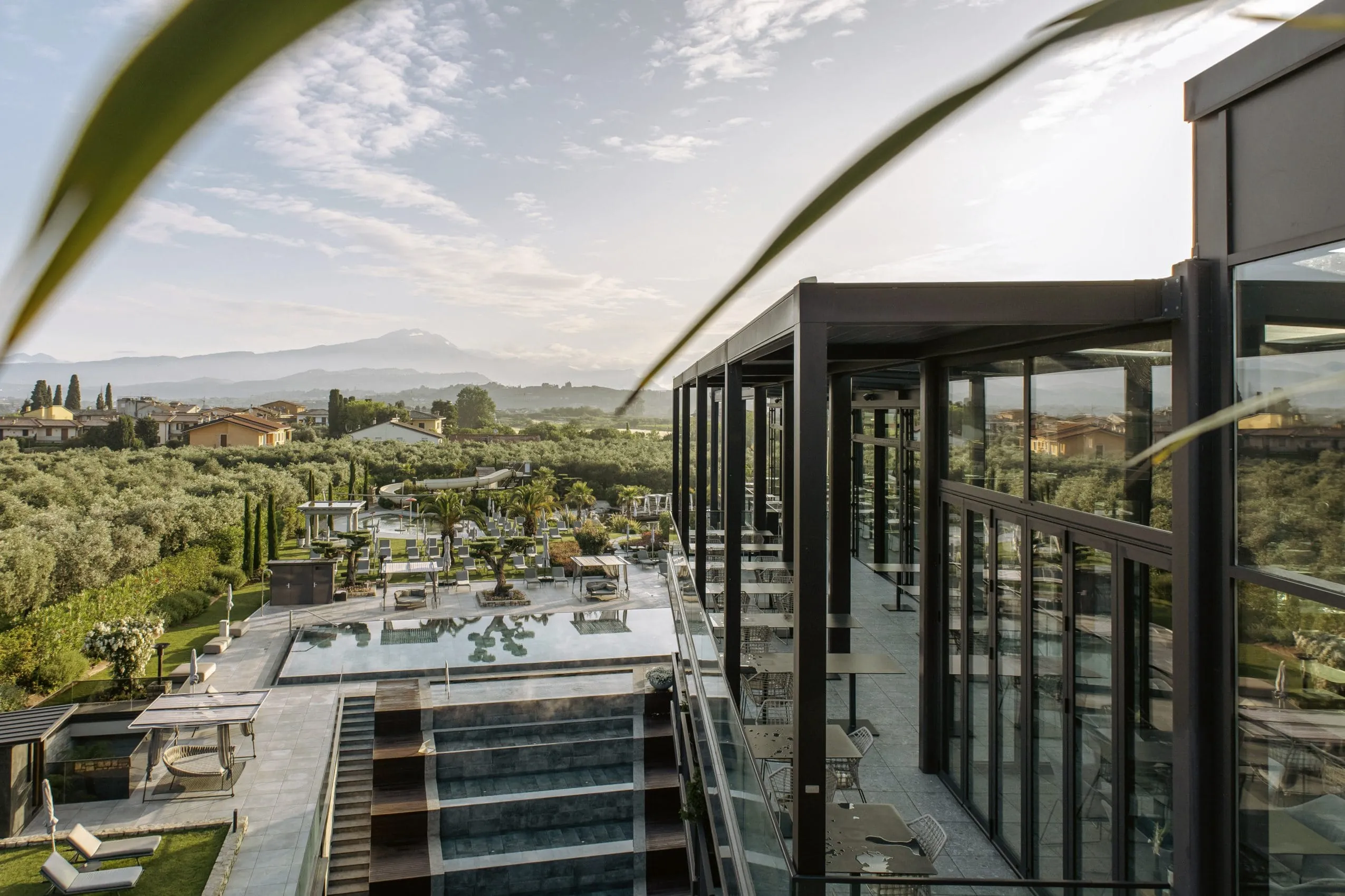 Wasserkaskaden am Outdoorpool vor der Fassade des Quellenhof Luxury Resort Lazise