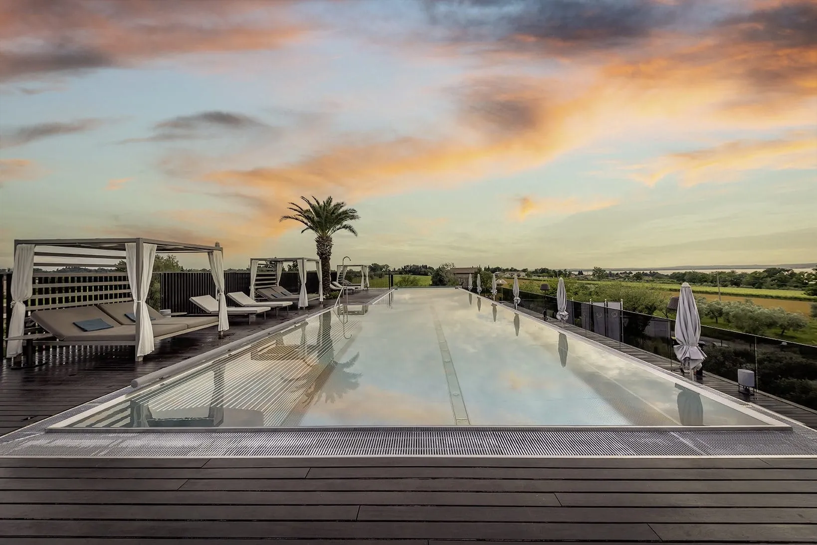 Skypool mit Daybeds im Quellenhof Luxury Resort Lazise vor Abendrothimmel