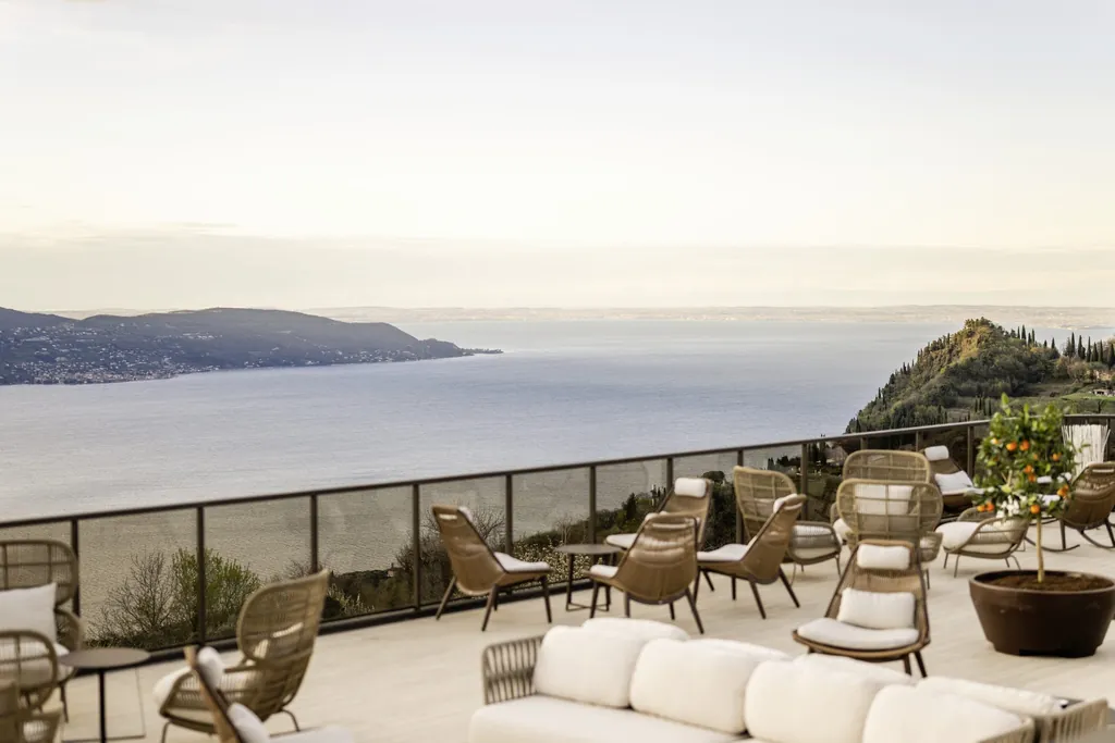 Sonnenterrasse mit Lounge-Möbeln und weitem Blick auf den Gardasee und die umliegende Natur.