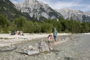 Familie campiert am Flussbett vor der Bergkulisse des Karwendel