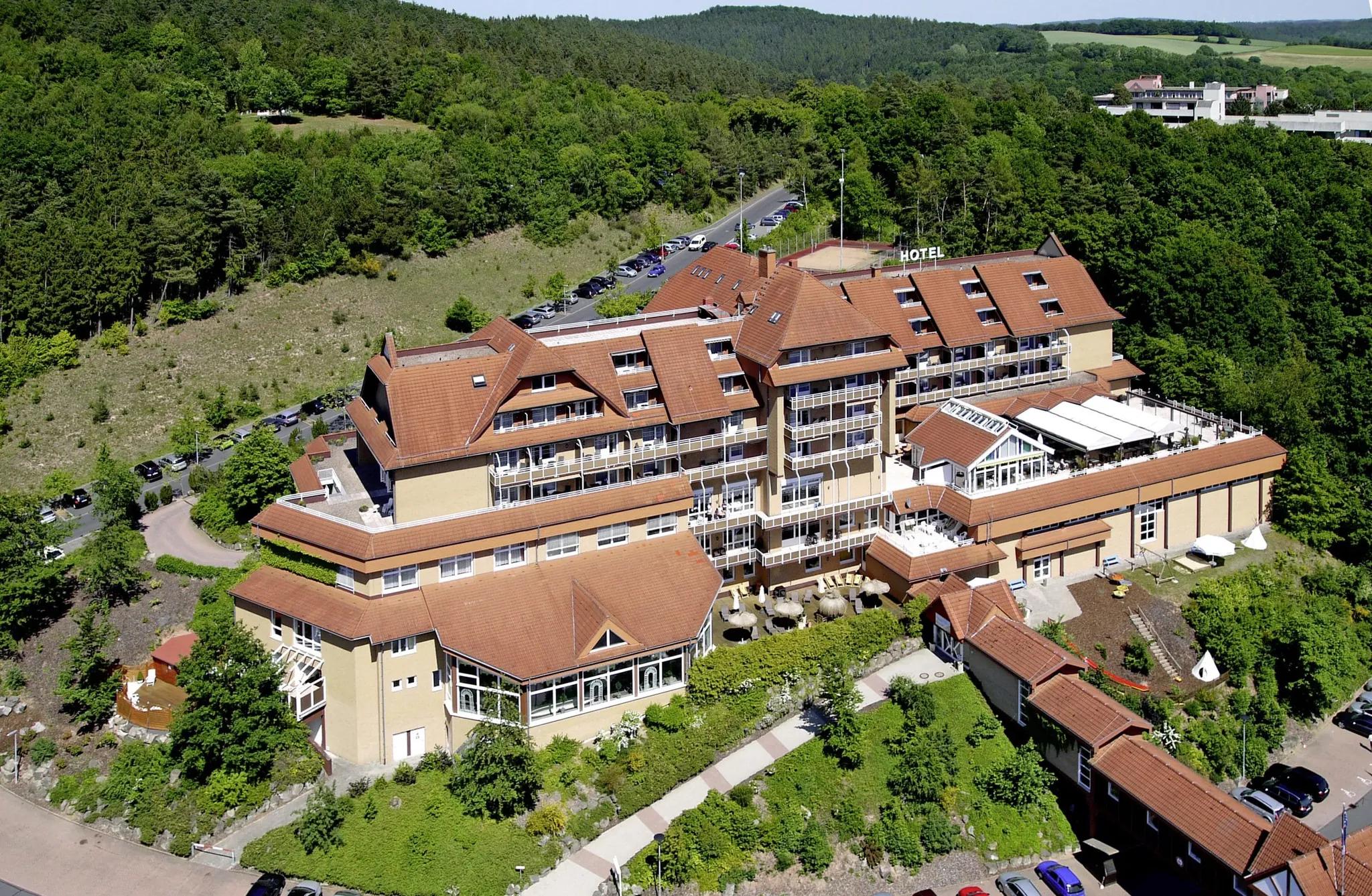 Gesamtansicht des Göbels Hotel Rodenberg von oben mit Blick auf die Wälder drumherum