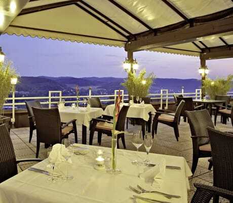 Restaurantterrasse in Göbels Hotel Rodenberg mit eindeckten Tischen und Blick in die Landschaft