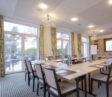Der Tagungsraum im Ringhotel Sonneck in Bad Wörishofen mit Tischen, die als U-Form aufgebaut sind.