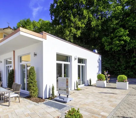 Ein Teil der Sonnenterrasse im Tagungshotel Ringhotel Sonneck in Bad Wörishofen.