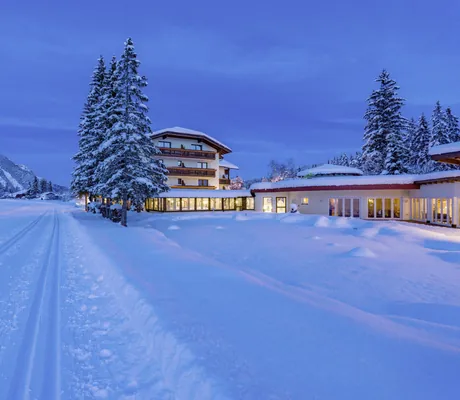 Loipe vor dem Alpenhotel Karwendel im tiefen Schnee am Abend