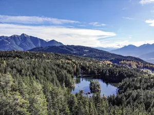 Moeserer See inmitten von Wald und Bergen in der Nähe des Alpenhotel Karwendel