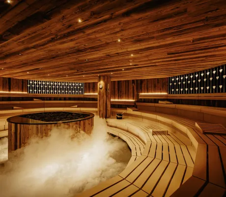 runde Sauna im Bodenmaiser Hof mit Herzen an den Rückwänden und starkem Dampf