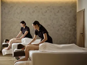 Paarmassage in einem Wellnessraum im Interalpen-Hotel Tyrol mit entspannter Atmosphäre und professionellen Therapeuten
