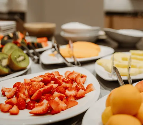 Frühstück mit klein geschnittenen Erdbeeren und Früchten im My Paradies in Sulden.