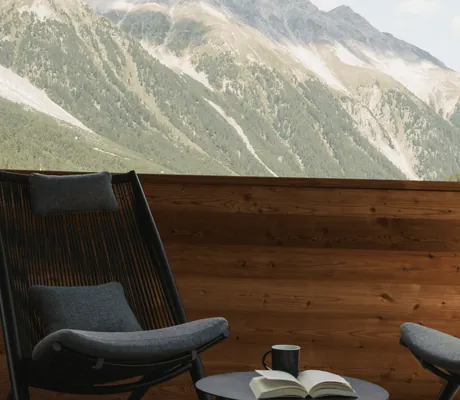 Terrasse der Suite im My Paradies in Sulden mit Blick auf die Berge und Wälder.