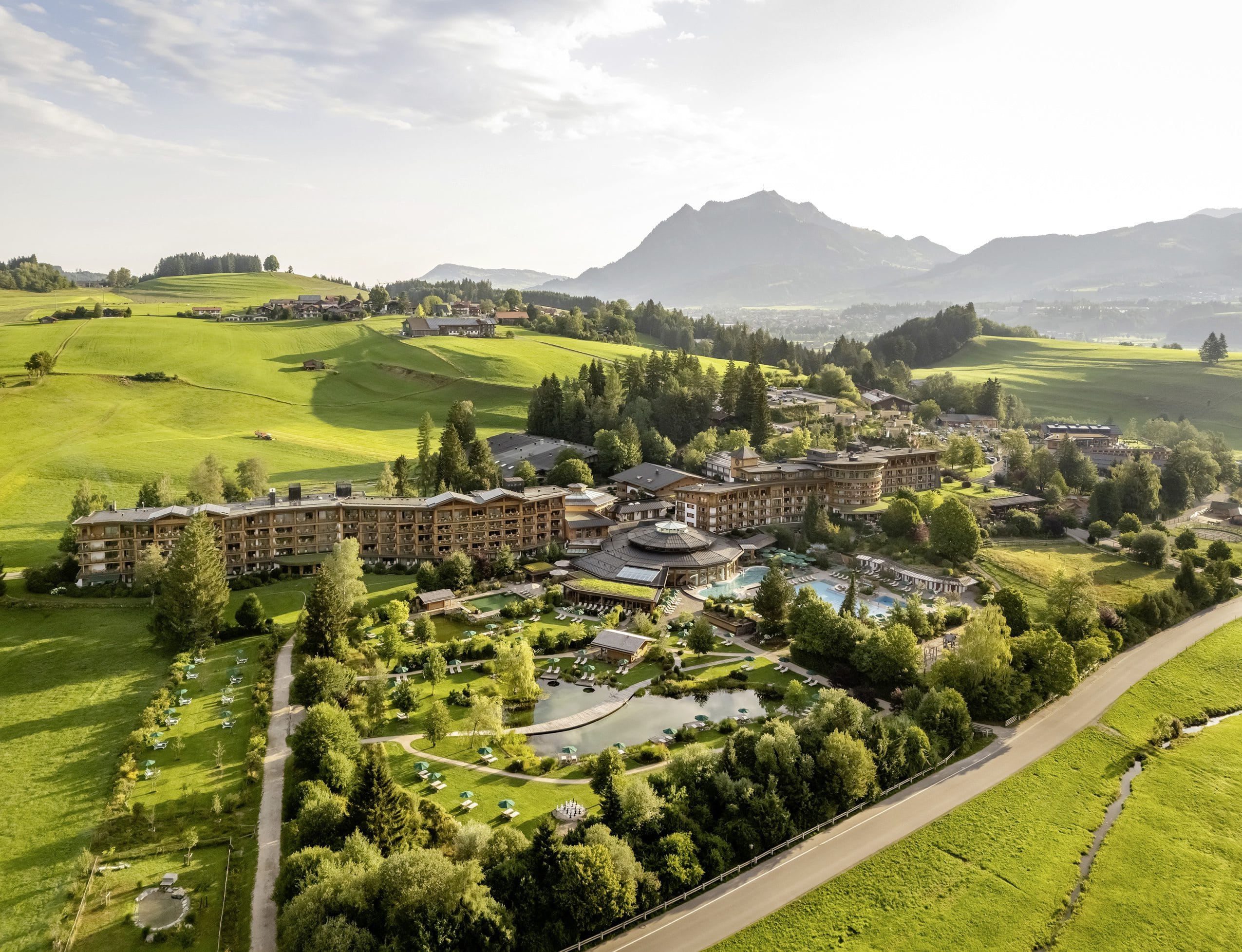 Vogelperspektive des Sonnenalp Resorts in Ofterschwang mit Wasserpark und gesamter Anlage.
