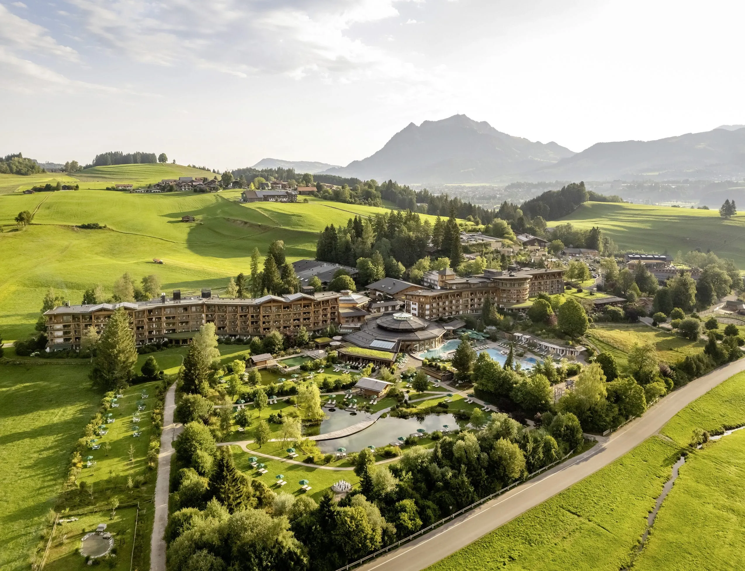 Vogelperspektive des Sonnenalp Resorts in Ofterschwang mit Wasserpark und gesamter Anlage.