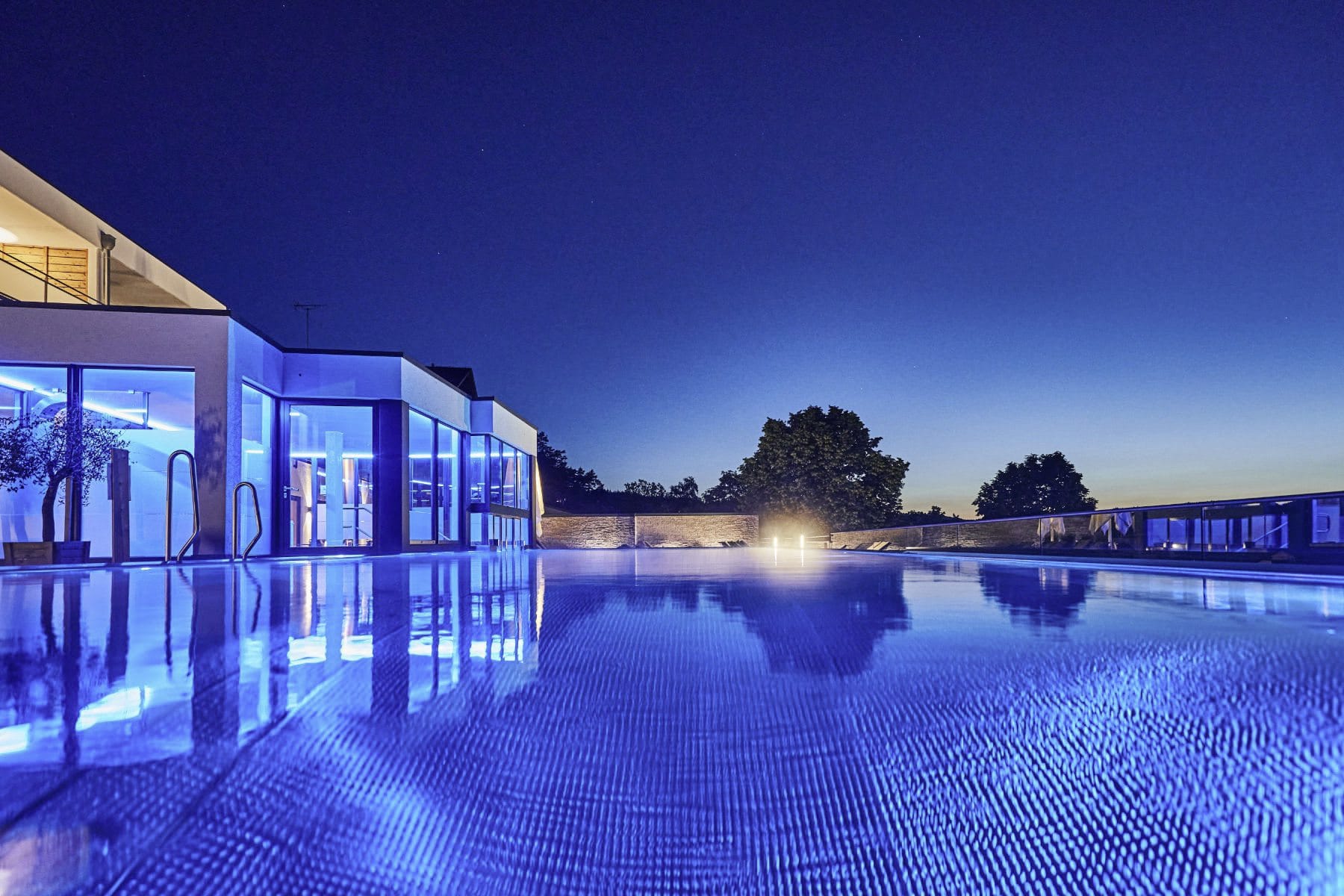 beleuchteter Outdoorpool im Wellnesshotel Zum Bräu im Abendrot