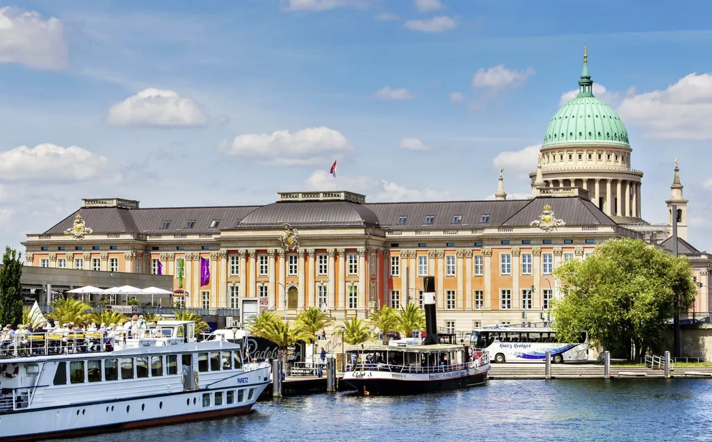 Potsdamer Stadtschloss mit grüner Kuppel, Booten und palmengesäumter Uferpromenade