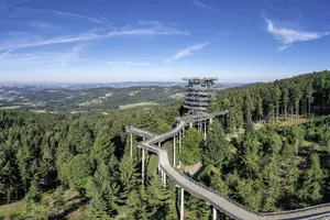 Holzsteg des Waldwipfelweg mit Aussichtsturm beim Wellnesshotel Zum Bräu