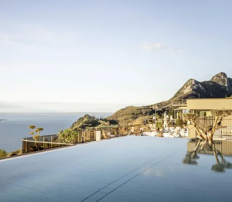 Infinitypool im Stroblhof Lake Garda mit Blick auf den Gardasee und die Outdoorterrasse