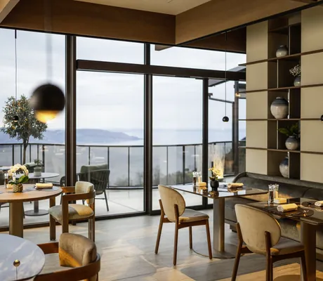 Restaurant im Stroblhof Lake Garda mit Marmortischen und Blick auf den Gardasee von der Terrasse