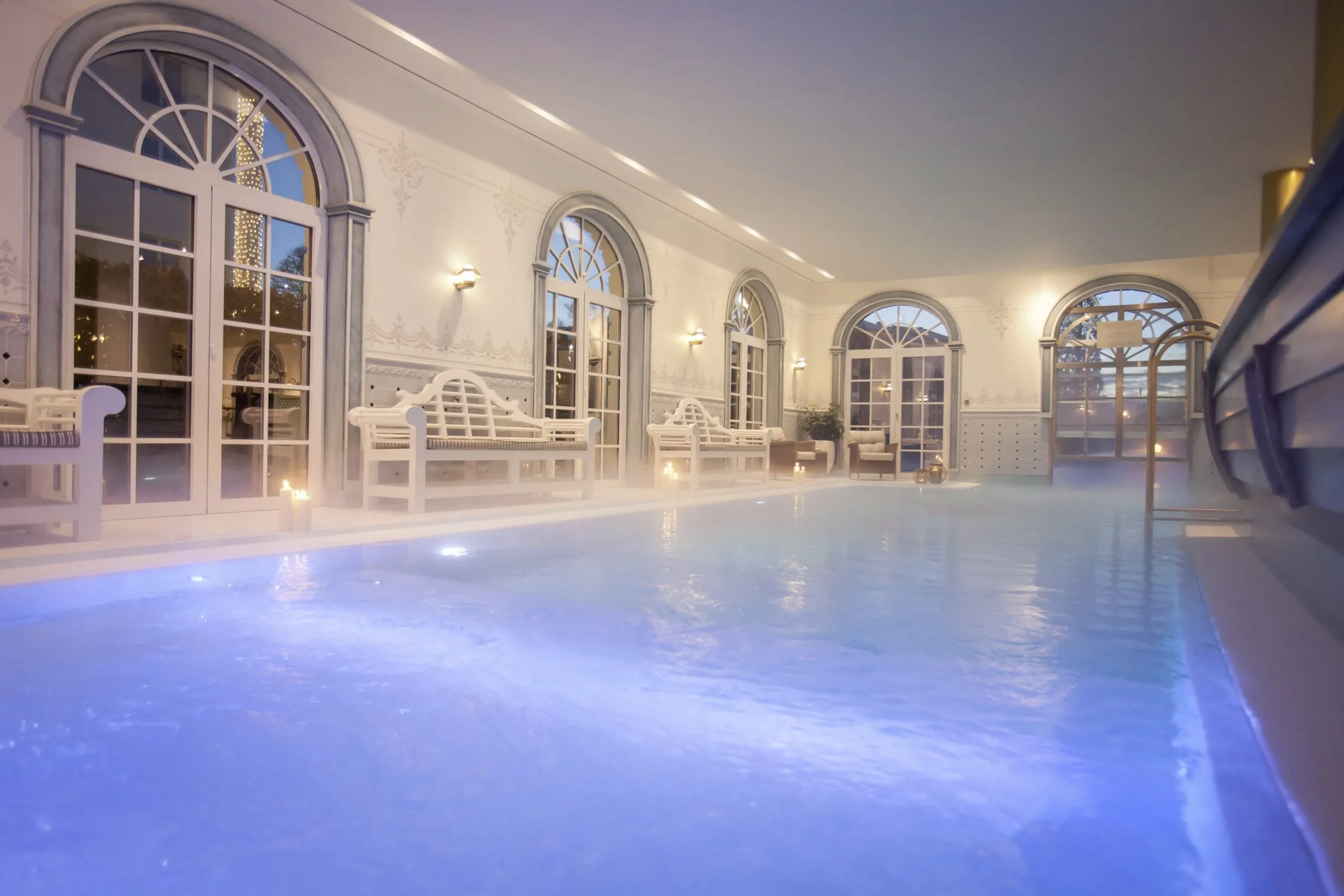 Indoorpool im Erlebnishotel Bell Rock im Europa-Park in Rust mit Sitzbänken und Kerzenlicht