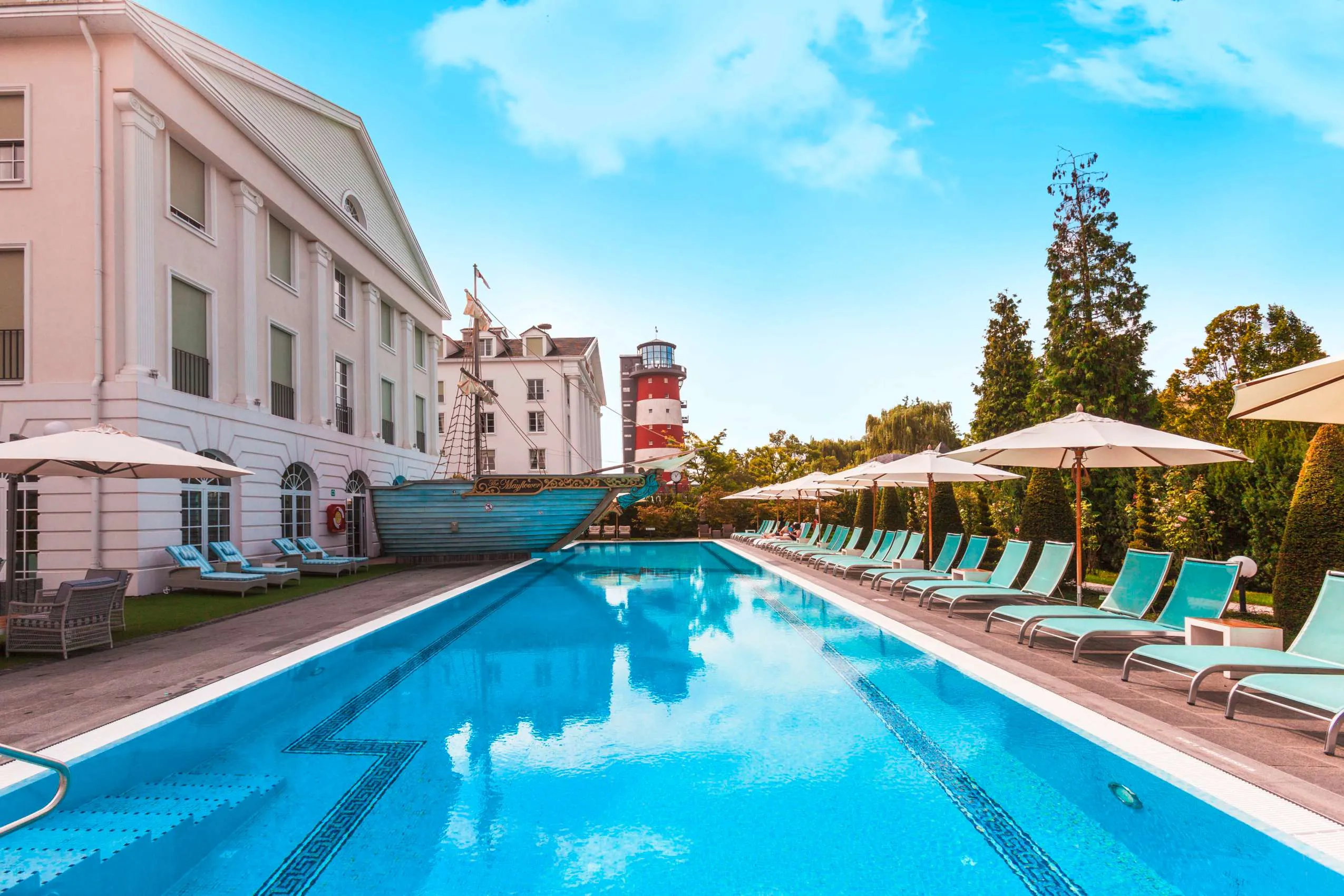 Outdoorpool des Erlebnishotel "Bell Rock" Europa-Park in Rust mit Blick auf den Leuchtturm und herausragendes Schiff