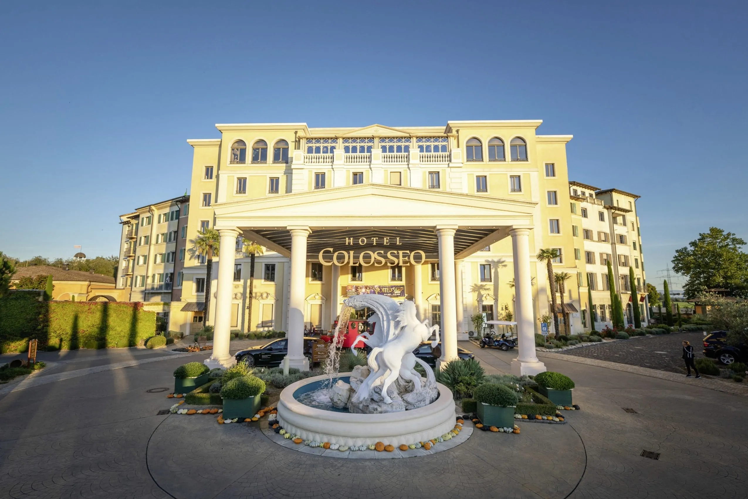 Fassade des Erlebnishotels Colosseo Europa-Park in Rust im römischen Stil mit Pferdeskulptur und Säulen