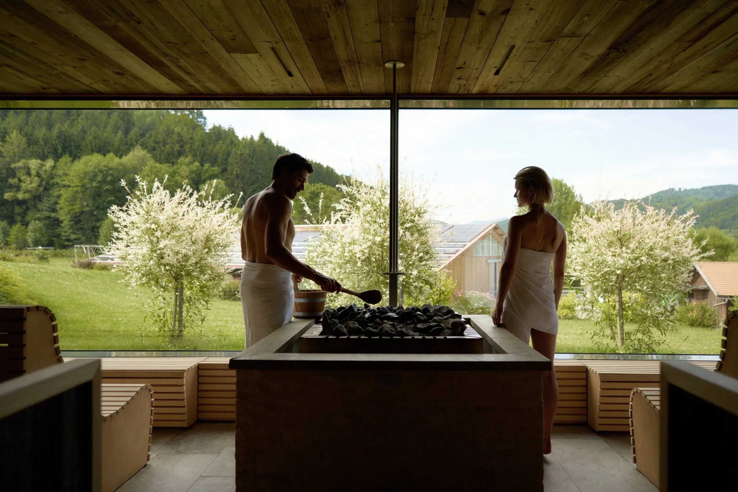 Mann und Frau in der Panoramasauna im Eltern-Spa des Familienhotel Schreinerhof