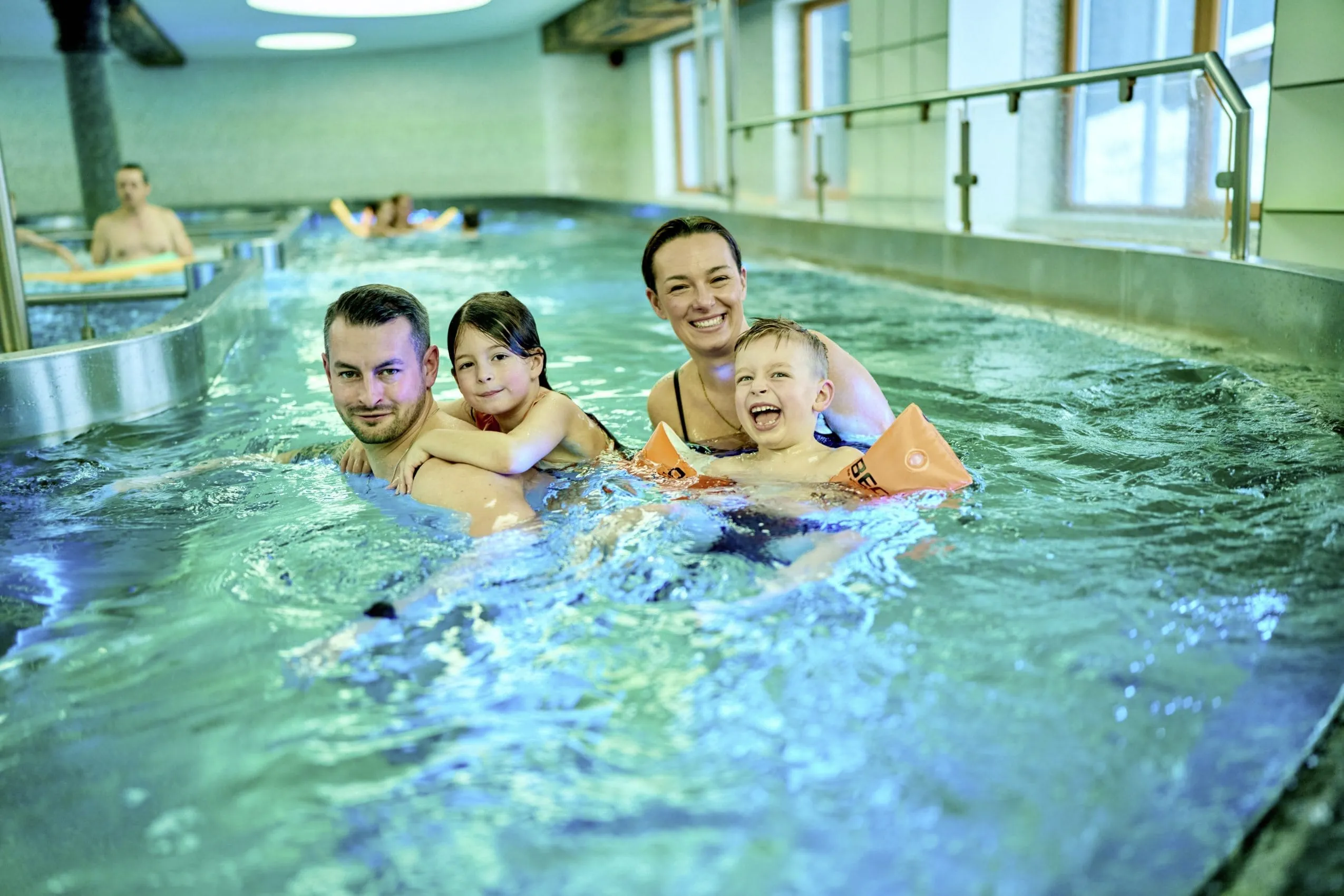 Familie mit zwei Kindern im Strudelino des Familotel Feldberger Hof