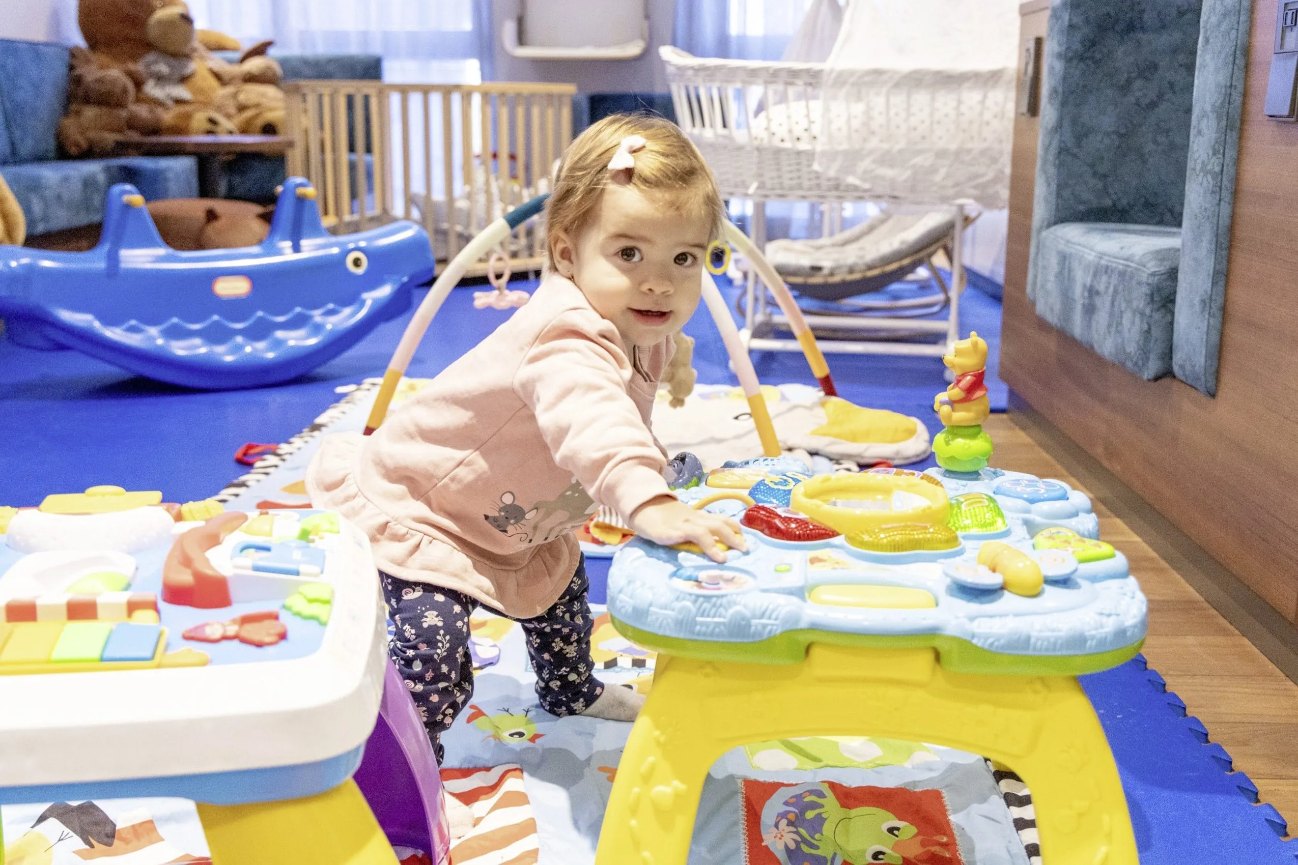 Spielendes Kleinkind am Spieletisch des Kinderparadies im Familotel Feldberger Hof