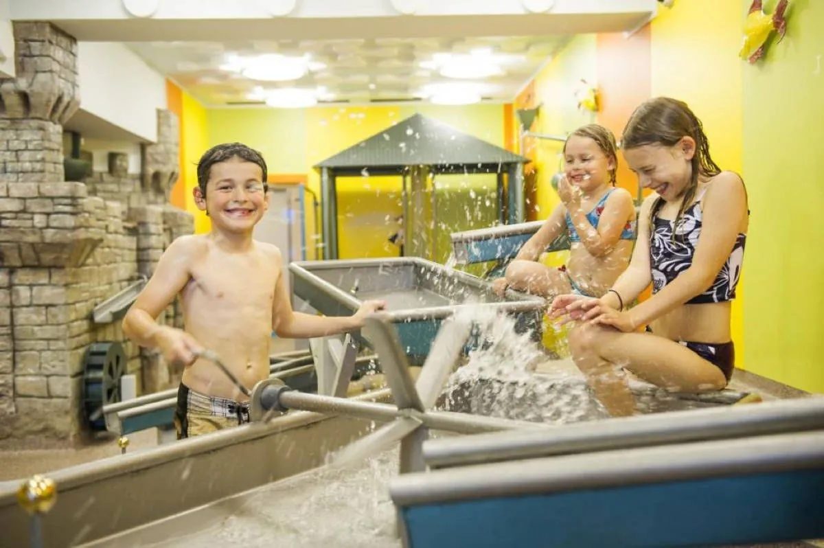 Kinder spielen im Wasserpark des Familotel Feldberger Hof