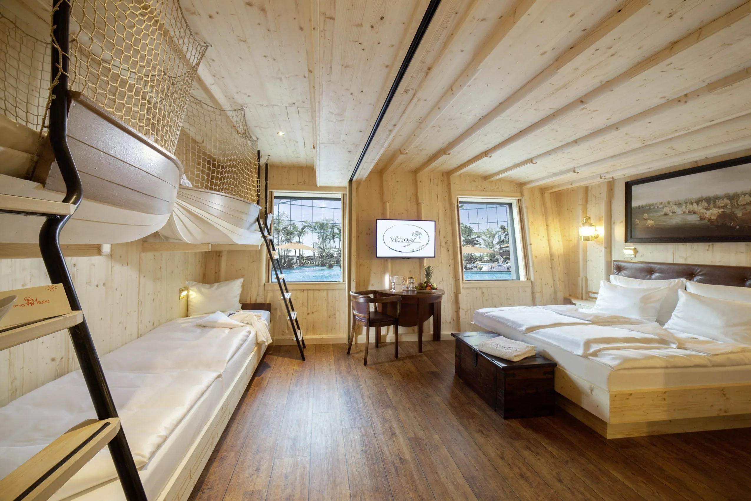 Kapitäns Kabine im Hotel Victory Therme Erding mit zwei Booten als Kinderbett und Blick in die Therme