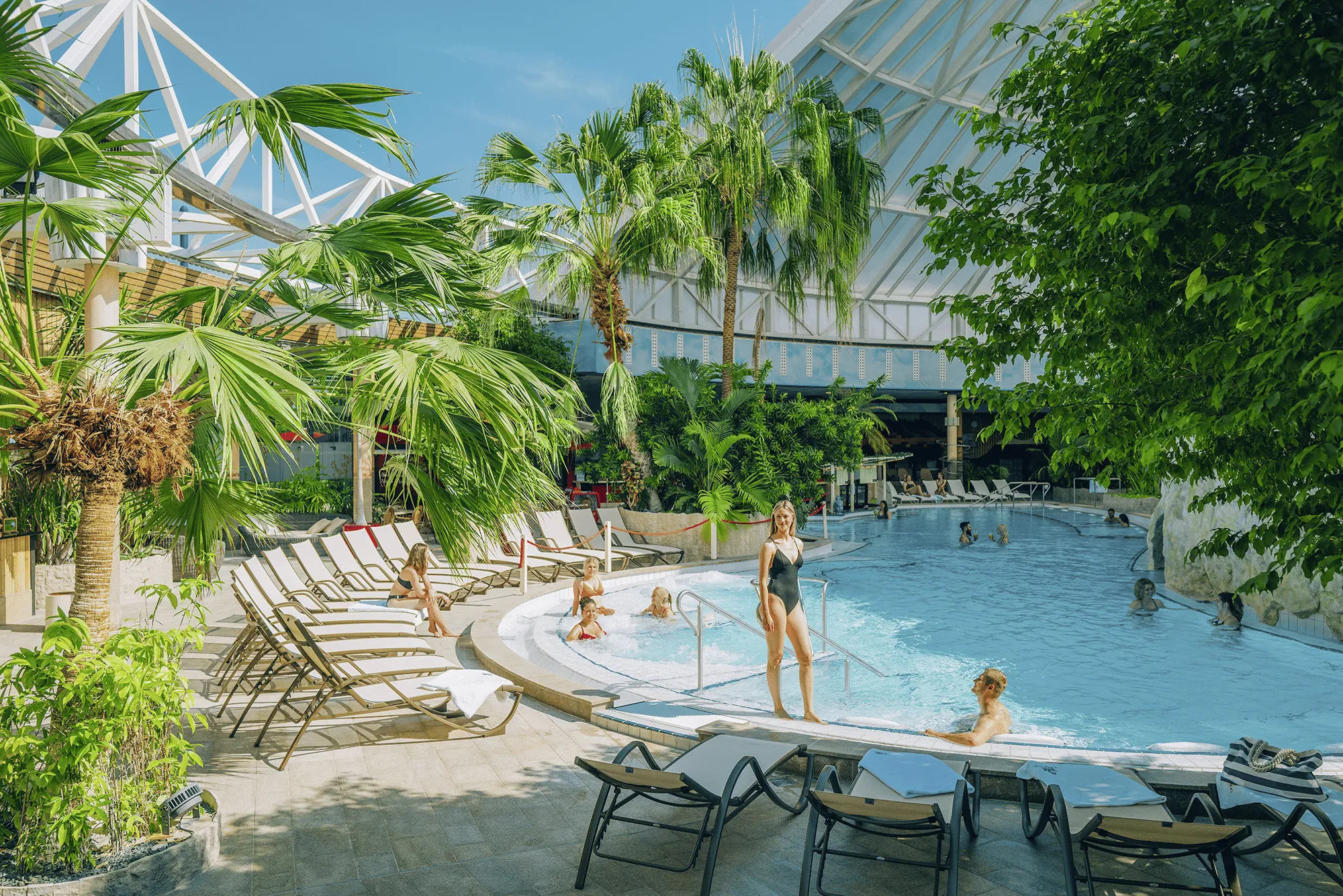 Blick auf die VitalOase des Thermenhotels mit Südsee-Palmen und Vitalpool