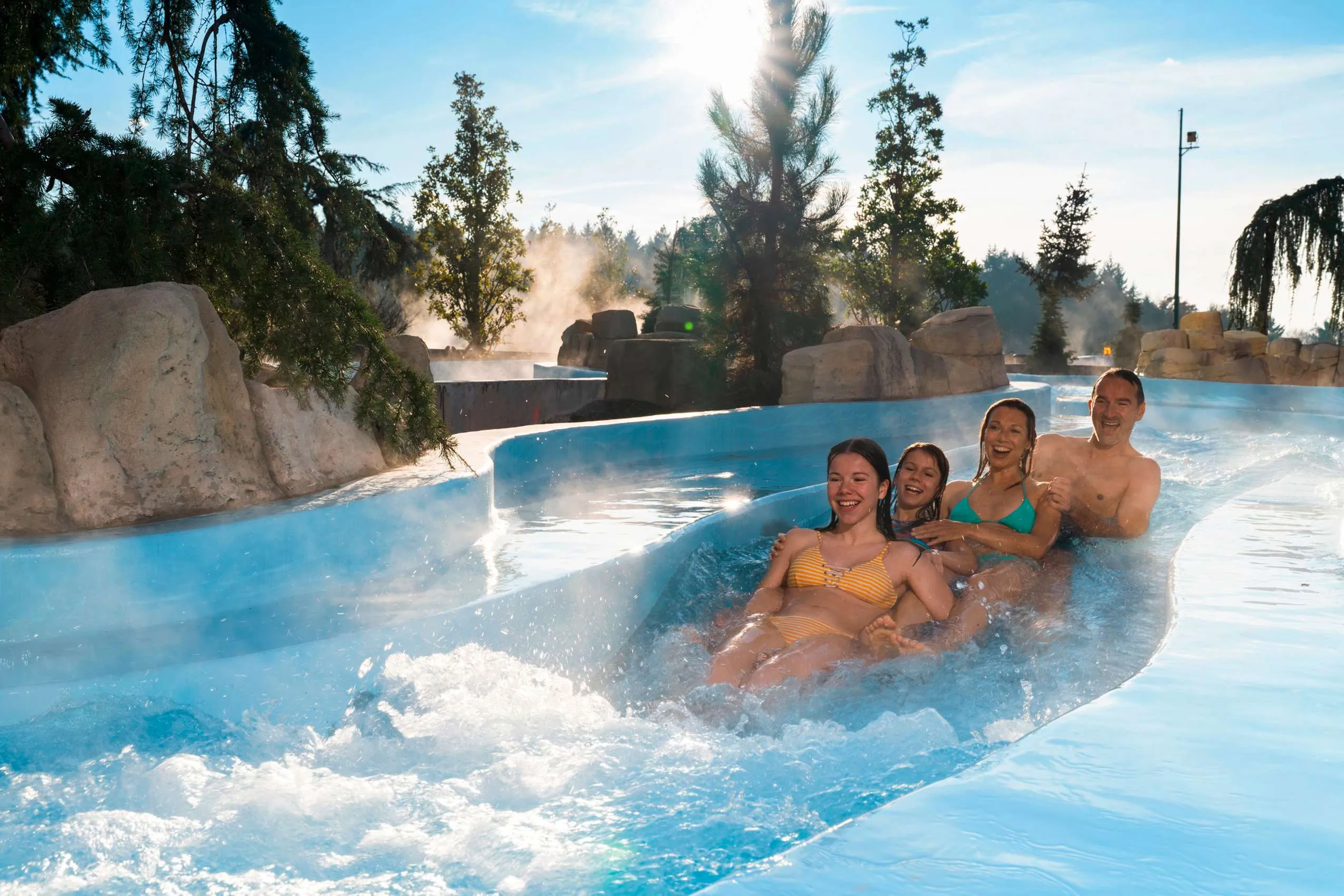 Familie rutscht auf Wildwasserrutsche im "Krønasår – The Museum-Hotel"