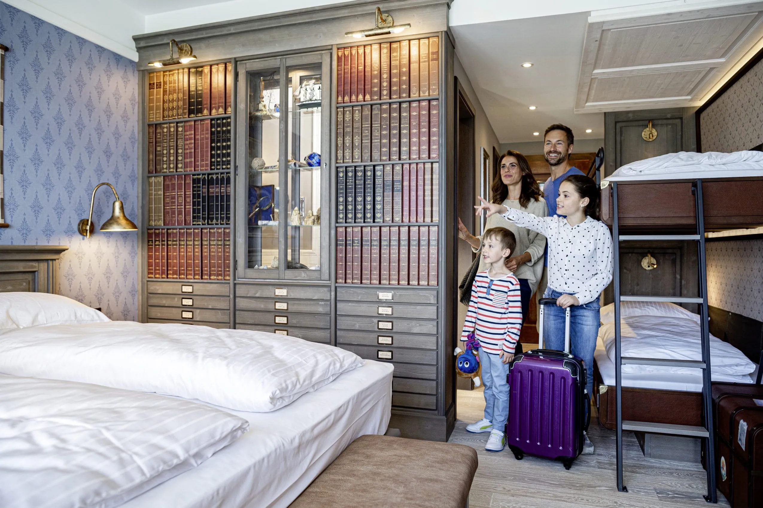 Familie betritt Familienzimmer im "Krønasår – The Museum-Hotel"