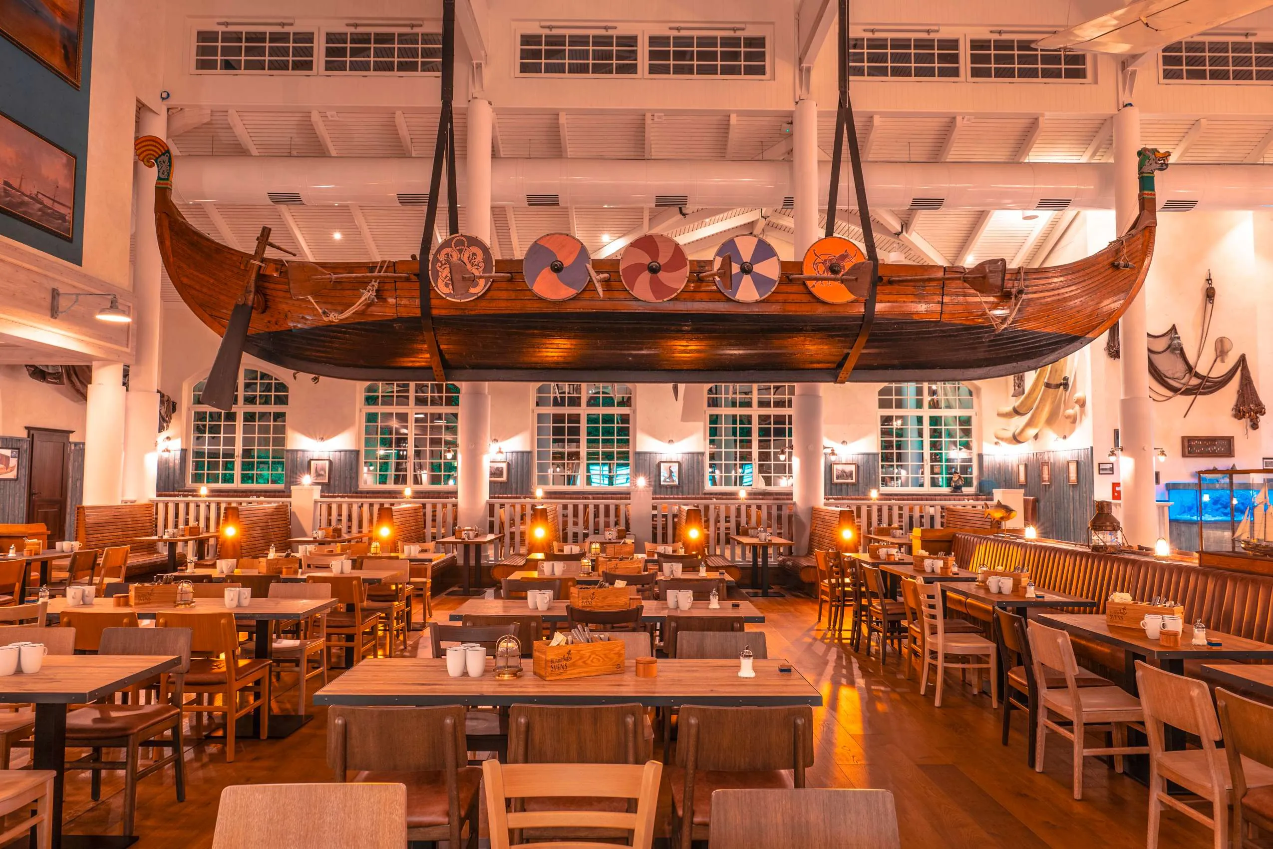 Schiff hängt von der Decke im Restaurant des "Krønasår – The Museum-Hotel"